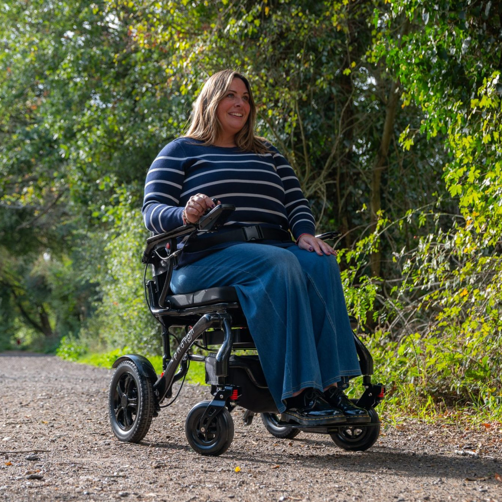 Photon HD – Heavy-Duty Carbon Fibre Folding Powerchair 2 Photon HD – Heavy-Duty Carbon Fibre Folding Powerchair - Image 2